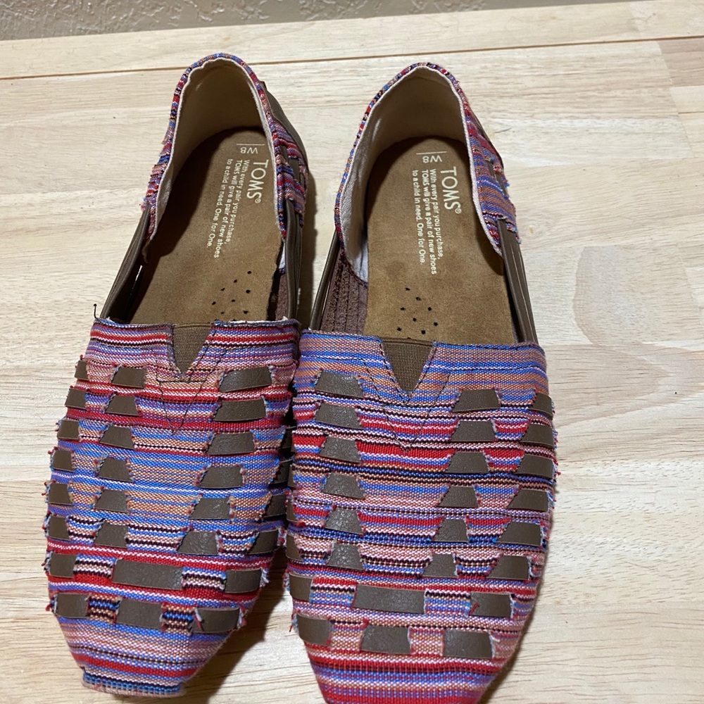 Tom’s flats. Size 8